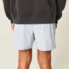 Active Shorts mit Logo in mittlerer Oberschenkellänge
