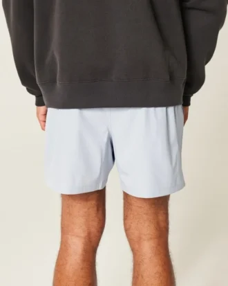Active Shorts mit Logo in mittlerer Oberschenkellänge