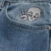 Baggy-Jeans mit Alien-Grafik in mittlerer Waschung