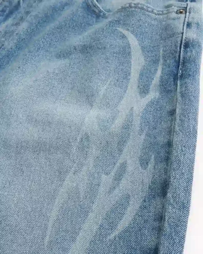 Baggy-Jeans mit mittlerer Waschung und Flammenprint