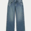 Baggy-Jeans mit niedriger Leibhöhe, dunkler Waschung und Blumenstickerei