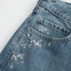 Baggy-Jeans mit niedriger Leibhöhe, dunkler Waschung und Blumenstickerei