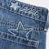Baggy-Jeans mit niedriger Leibhöhe, dunkler Waschung und „Class of ’26”-Stickerei