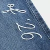 Baggy-Jeans mit niedriger Leibhöhe, dunkler Waschung und „Class of ’26”-Stickerei