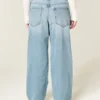 Baggy-Jeans mit niedriger Leibhöhe, heller Waschung und Kettenstickerei