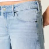 Baggy-Jeans mit niedriger Leibhöhe, heller Waschung und Nietenverzierungen