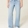 Baggy-Jeans mit niedriger Leibhöhe, heller Waschung und Nietenverzierungen