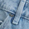 Baggy-Jeans mit niedriger Leibhöhe, heller Waschung und Nietenverzierungen