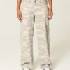 Baggy-Jeans mit niedriger Leibhöhe im Y2K-Camouflage-Look