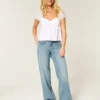 Baggy-Jeans mit niedriger Leibhöhe, mittlerer Waschung und Schmetterlingsmotiv