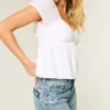 Baggy-Jeans mit niedriger Leibhöhe, mittlerer Waschung und Schmetterlingsmotiv