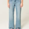 Baggy-Jeans mit niedriger Leibhöhe, mittlerer Waschung und Schmetterlingsmotiv