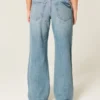 Baggy-Jeans mit niedriger Leibhöhe, mittlerer Waschung und Schmetterlingsmotiv