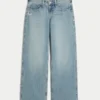 Baggy-Jeans mit niedriger Leibhöhe, mittlerer Waschung und Schmetterlingsmotiv