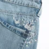 Baggy-Jeans mit niedriger Leibhöhe, mittlerer Waschung und Schmetterlingsmotiv