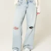 Baggy-Jeans mit niedriger Leibhöhe und Rissen in heller Waschung