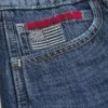 Baggy-Jeansshorts mit niedriger Leibhöhe, dunkler Waschung und amerikanischer Flagge