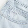 Baggy-Jort mit niedriger Leibhöhe, heller Waschung und Schleifenverzierung