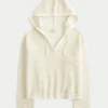 Beachy-Pullover mit Kapuze und V-Ausschnitt im Häkelstil