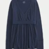 Bequemes langärmeliges Babydoll-Oberteil mit Wickelausschnitt