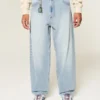 Bestickte, hellblaue Skater-Baggy-Jeans