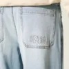 Bestickte, hellblaue Skater-Baggy-Jeans