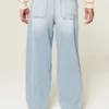 Bestickte, hellblaue Skater-Baggy-Jeans