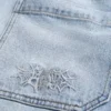 Bestickte, hellblaue Skater-Baggy-Jeans