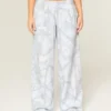 Blaue Baggy-Jogginghose mit Camouflage-Muster