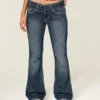 Bootcut-Jeans mit Gürtel und niedriger Leibhöhe in dunkler Waschung