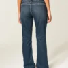 Bootcut-Jeans mit Gürtel und niedriger Leibhöhe in dunkler Waschung