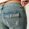 Bootcut-Jeans mit niedriger Leibhöhe, Butterfly-Stickerei und mittlerer Waschung