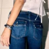 Bootcut-Jeans mit niedriger Leibhöhe und dunkler Waschung