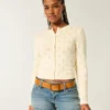 Cardigan mit Ösen und Rundhalsausschnitt