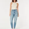 Curvy Ultra High-Rise Mom Jeans in mittlerer Waschung