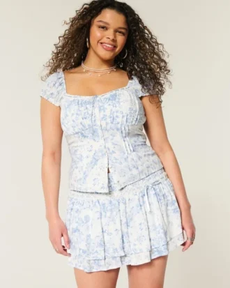 Gestaffelte Mini-Skort mit Smokarbeit