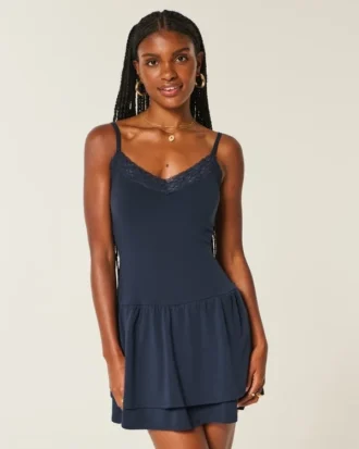 Gestaffeltes Strick-Minikleid