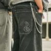 Gewaschene schwarze Baggy-Jeans mit Schlangenstickerei