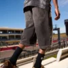Gewaschene schwarze Denim-Halbhose