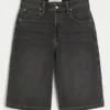 Gewaschene schwarze Denim-Halbhose