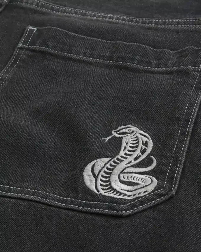 Gewaschene schwarze Skater-Baggy-Jeans mit Schlangenprint