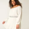 Gewebtes Kleid mit Schulterausschnitt