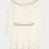Gewebtes Kleid mit Schulterausschnitt