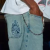 Hellblaue Baggy-Jeans mit gesticktem Würfel-Motiv