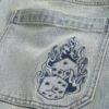 Hellblaue Baggy-Jeans mit gesticktem Würfel-Motiv