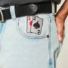 Hellblaue Skater-Baggy-Jeans mit Spielkartengrafik
