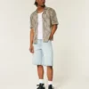 Hellblaue Super-Baggy-Jeansshorts mit Würfelgrafik