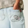 Hellblaue Super-Baggy-Jeansshorts mit Würfelgrafik