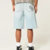Hellblaue Super-Baggy-Jeansshorts mit Würfelgrafik