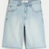 Hellblaue Super-Baggy-Jeansshorts mit Würfelgrafik